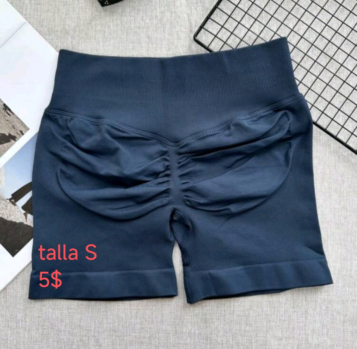 Short deportivo gris