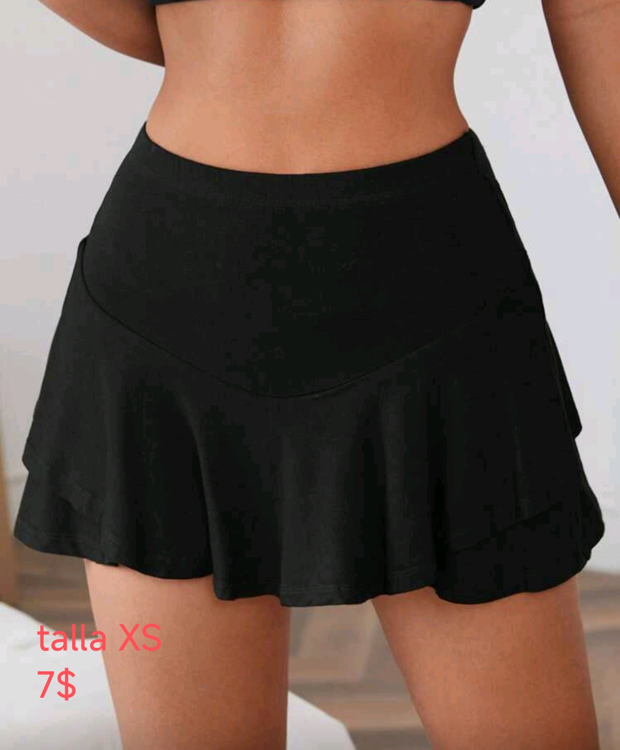 Falda negra con vuelo